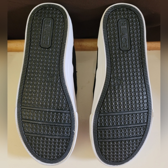 NWOT Childrens Place Slip on Canvas Sneakers Size 3 - Picture 9 of 9